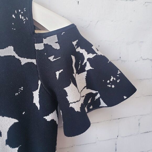 Ann Taylor Petite S Black White Floral Stretch Knit Cold Shoulder Flutter Sleeve - Picture 5 of 8